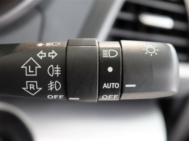 周囲が暗くなると自動でヘッドライトを点灯するオートライト機能付き。周囲が明るくなると自動で消灯します。