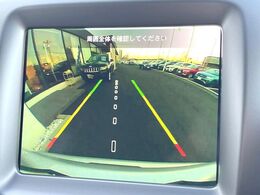 ●ガイドライン付きバックカメラ：不安な駐車もこれで安心！ガイドライン付きなので狭い箇所での駐車もラクラクです！