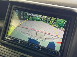 【バックカメラ】駐車時に後方がリアルタイム映像で確認できます。大型商業施設や立体駐車場での駐車時や、夜間のバック時に大活躍！運転スキルに関わらず、今や必須となった装備のひとつです！