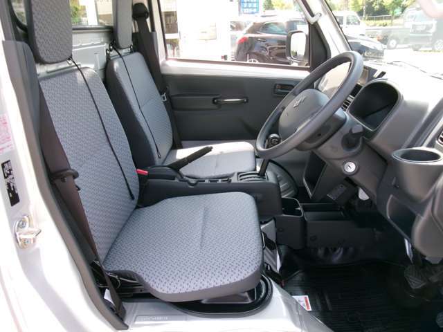 【運転席側】運転席シートは前後スライド式！