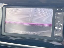 【バックカメラ】駐車時に後方がリアルタイム映像で確認できます。大型商業施設や立体駐車場での駐車時や、夜間のバック時に大活躍！運転スキルに関わらず、今や必須となった装備のひとつです！