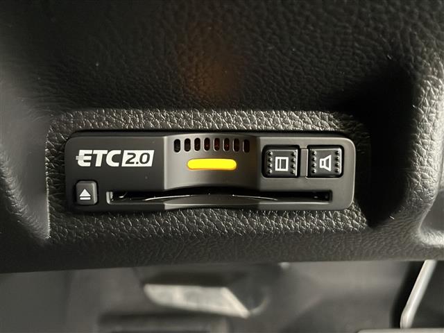 【ETC】有料道路を利用する際に料金所で停止することなく通過できる、ETC車載器（ノンストップ自動料金収受システム機器）が装備されています。セットアップを行うことで利用可能になります。