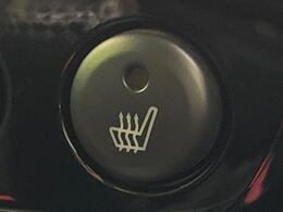 【シートヒーター】寒い日に重宝するシートヒーター！エアコンより早く温まってくれるので寒がりの人も安心ですね♪エアコンの温風は乾燥するから苦手、という方にもをおすすめです。