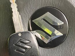 【キーレス】少し離れた場所からでもボタン一つでドアの開錠・施錠ができるのでとっても便利！ドアの鍵穴周りに傷をつけることもありません♪