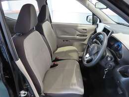 大きなベンチシートで足元もヒロビロ■大型シートで座り心地は快適♪中央にはアームレストが付いてゆったりドライブ♪　シートヒーター（運転席＆助手席）装備(*^-^*)