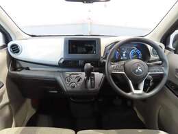 シフトレバーをダッシュパネルセンターに装備。運転席、助手席の足元すっきり！