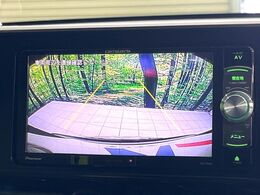 【バックカメラ】駐車時に後方がリアルタイム映像で確認できます。大型商業施設や立体駐車場での駐車時や、夜間のバック時に大活躍！運転スキルに関わらず、今や必須となった装備のひとつです！