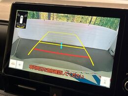 【バックカメラ】駐車時に後方がリアルタイム映像で確認できます。大型商業施設や立体駐車場での駐車時や、夜間のバック時に大活躍！運転スキルに関わらず、今や必須となった装備のひとつです！