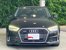Audiデザインの特徴であるシングルフレームグリルが存在感を主張します。