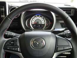 ステアリングには、音量調節のボタンがついており、手元で音量調節が可能です。タコメーターも大きなアナログ表示にすることで、すぐ速度がわかるようになっています。