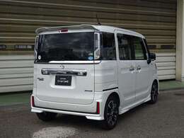 リヤコンビネーションランプは、非点灯時でも、クリスタルのような存在感を演出し、後ろからも目を引くデザインです。