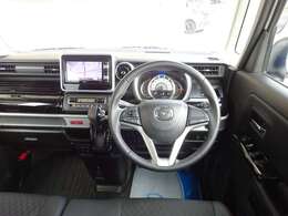 全体的に黒で引き締まったデザイン。ナビやエアコンなど必要な装備もしっかりとそろっています。