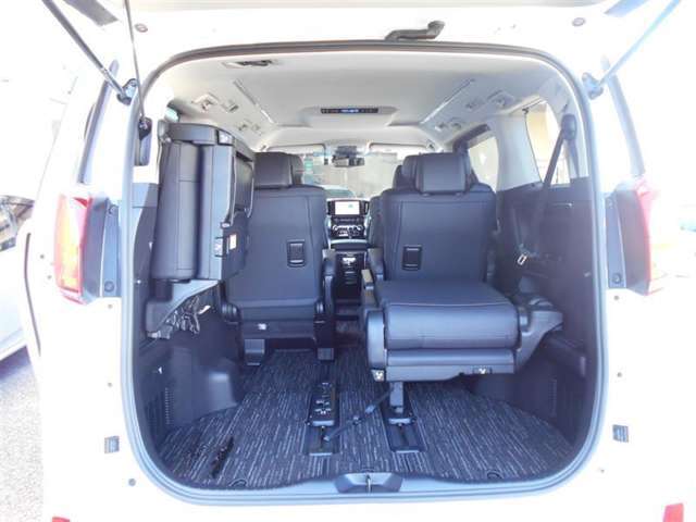 サードシートは跳ね上げて大きい荷物も積めますよ。