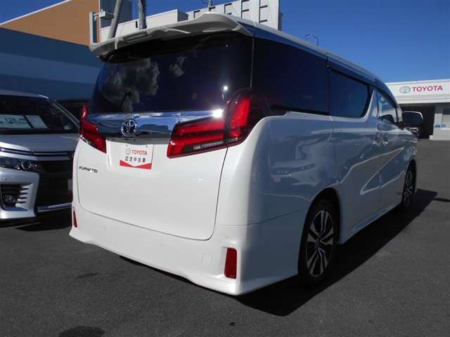 バックガイドモニター付きで車庫入れも安心です。