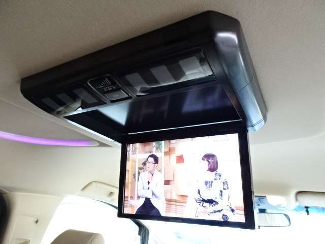 フリップダウンモニター付き！！豪華装備満載の納得の1台ですね！！