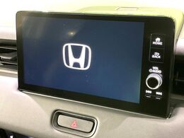 【メーカー純正9型ナビ】インテリアに溶け込むスタイリッシュな「専用設計」メーカーナビを装備♪視認性や操作性など基本性能にも優れ、より上質なカーライフをお楽しみいただけます。