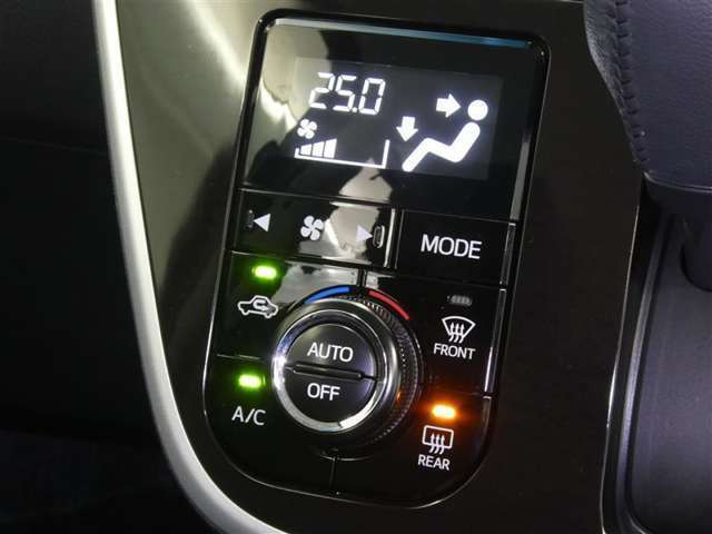 【オートエアコン】車内温度を感知して自動で温度調整をしてくれるのでいつでも快適な車内空間を創り上げます！どの席に座っても快適なドライブが楽しめます♪