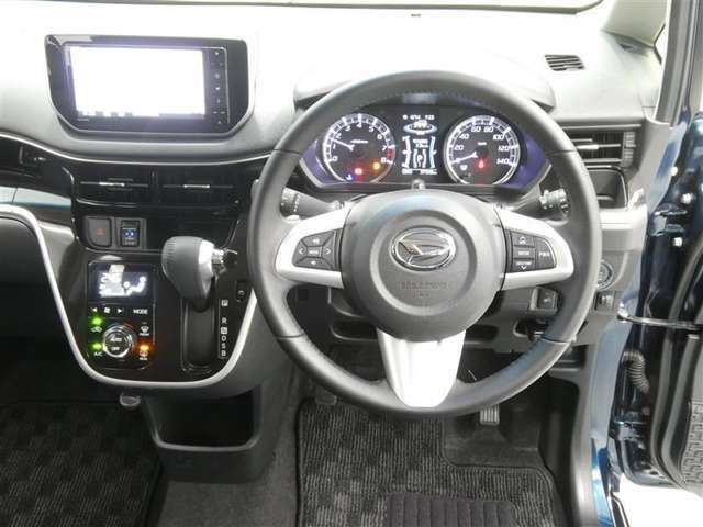 【徹底洗浄クリーニング実施済】運転席からの視界はこんな感じです☆お気軽にご来店いただき、実際に座って是非お確かめください。ドライバーに寄り添う快適な操作フィールをもたらすステアリングです。