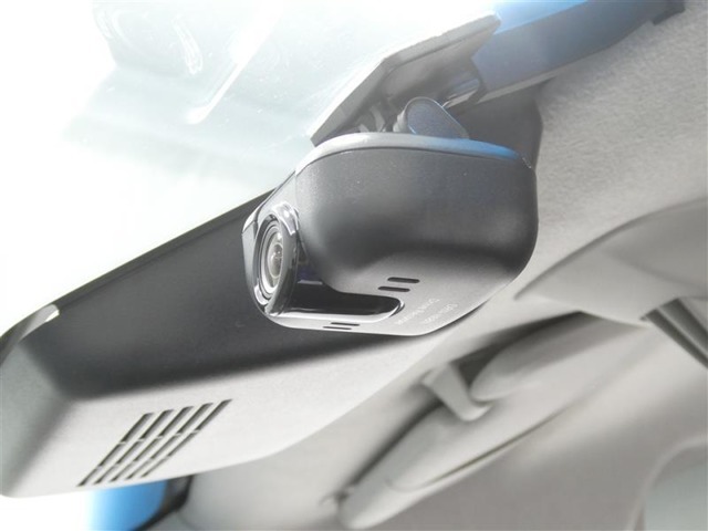 【ドラレコ搭載車】今や必需品のドライブレコーダー搭載車です。万が一のトラブルのときにも役に立つドライブレコーダーを装備しています。側面衝突や幅寄せ・割り込み対策に！