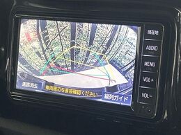 【バックカメラ】駐車時に後方がリアルタイム映像で確認できます。大型商業施設や立体駐車場での駐車時や、夜間のバック時に大活躍！運転スキルに関わらず、今や必須となった装備のひとつです！