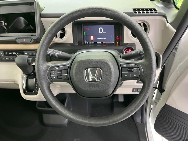 インテリアに合わせたデザインのステアリングは、運転される方のことも考え、運転しやすい形状、大きさです。是非一度、実際に触ってお確かめください。