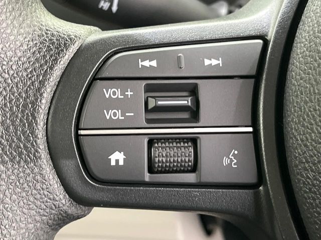 【ステアリングスイッチ】運転中、前方から目線をそらすことなく、オーディオ等の操作が可能な便利機能！安心＆快適なドライブを演出してくれます♪