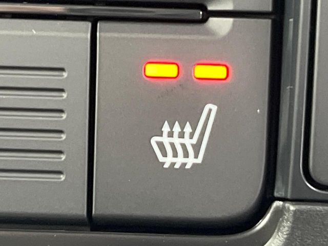 【シートヒーター】寒い日に重宝するシートヒーター！エアコンより早く温まってくれるので寒がりの人も安心ですね♪エアコンの温風は乾燥するから苦手、という方にもをおすすめです。