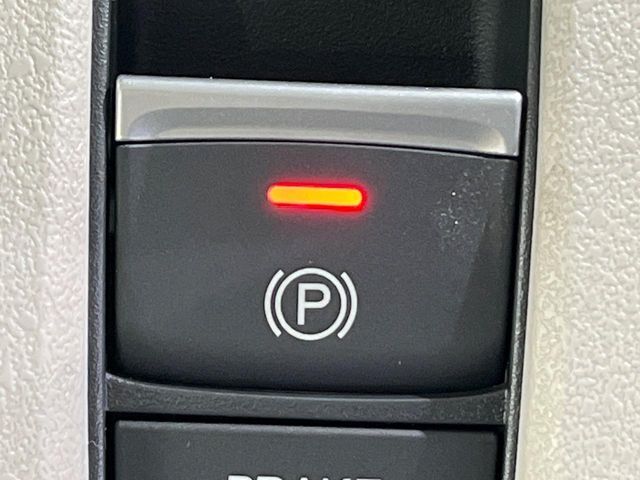 【電動パーキングブレーキ】パーキングブレーキは便利な電動式！ボタン一つで操作でき、アクセルを踏めば自動で解除されます♪レバーやペダルが無いので運転席廻りもすっきりしますね♪