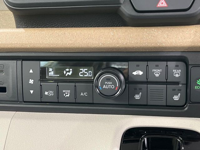 【オートエアコン】一度お好みの温度に設定すれば、車内の温度を検知し風量や温度を自動で調整。暑い…寒い…と何度もスイッチ操作をする必要はありません。快適な車内空間には必須の機能ですね♪