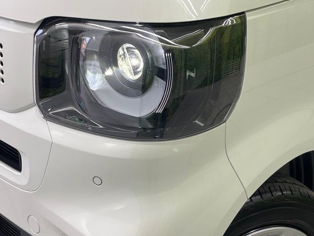 【LEDヘッドライト】悪天候や夜間走行時も良好な視界を確保し安心して運転できる高輝度LEDヘッドライトを装備！点灯速度が早く、消費電力も抑えられています。