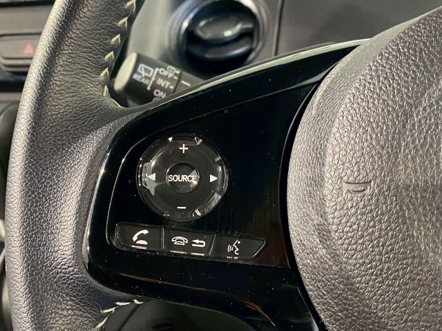 【ステアリングリモコン】ステアリングにオーディオ調節可能なスイッチが装備されていますので運転中でも視線をそらさずにオーディオの調節が可能です！