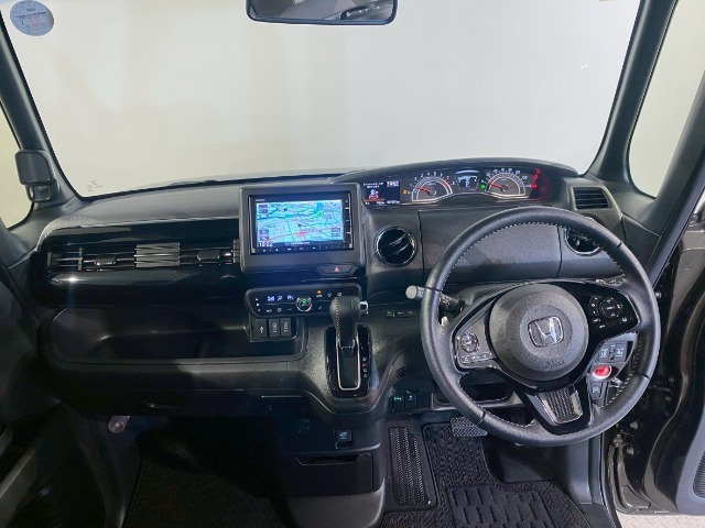 【ルームクリーニング】せっかく乗るならピカピカの車がいいですよね！当店は、他社では省きがちな細部に至るまで、徹底した清掃を行っております。