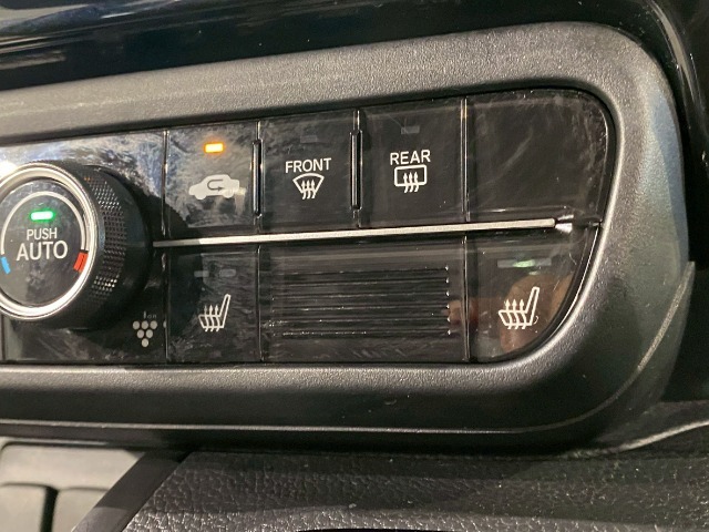 【シートヒーター】シートヒーター装備車です。寒い冬に乗車中とても暖かく快適に移動できます。冷え性の方にピッタリの装備です！
