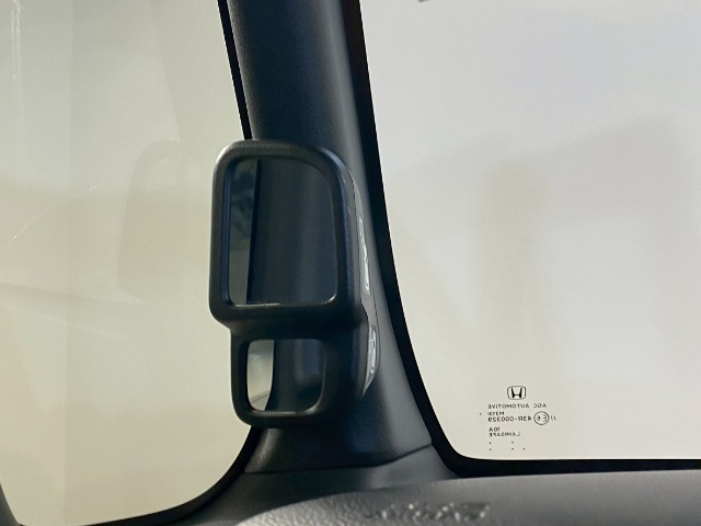 停車時や発進時、対向車とのすれ違いや路肩に寄せるときなど、車両左側前方を確認するときに役立ちます。