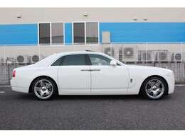 ロールスロイス・ゴーストが入庫しました！とても程度の良い状態で、オプション装備も￥4.500.000-相当です！是非お早目のご検討宜しくお願い致します！