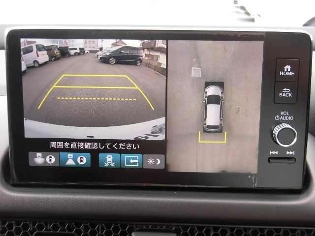 マルチビューカメラ搭載。車両前後左右に装備した4個のカメラで上空から見下ろしたように路面を映し出す「グラウンドビュー」などの高精細な映像をボタン操作で状況に応じナビ画面に表示します。