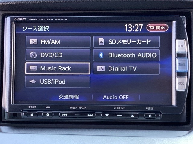 ■フルセグTVやBluetoothで音楽が聴ける！■お手持ちのケータイから音楽を楽しむのにケーブルは抜き差し不要♪CDを入れ替える手間もなくなります！