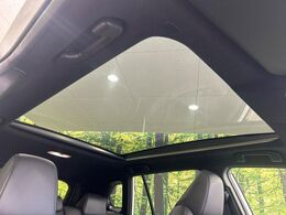 【ガラスルーフ】ガラスルーフ搭載で車内の解放感が一気にアップ！開放的なドライブをお楽しみいただけます。