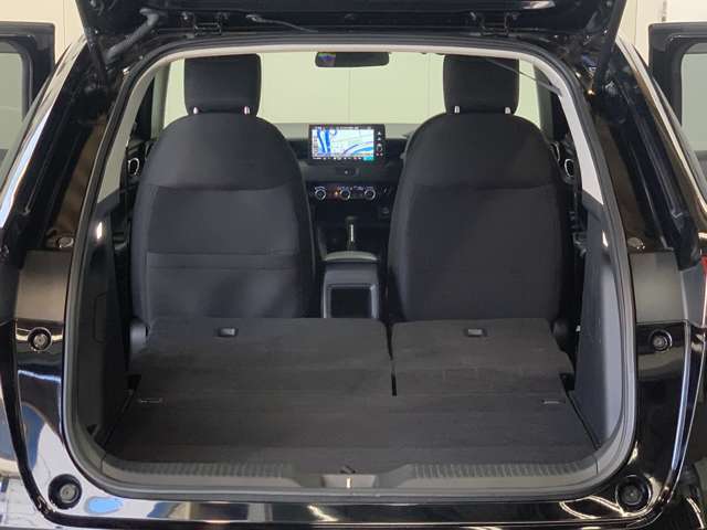 後列を収納すれば大型トランクに早変わり！段差も出来ず荷物の積み込みもラクラク♪