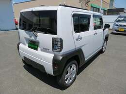 LEDリヤコンビネーションランプ！バックカメラ！コーナーセンサー！艶消シルバードアノブ！新車時に価格が高い人気の特別色パールホワイト！キラキラしています！