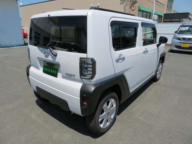 LEDリヤコンビネーションランプ！バックカメラ！コーナーセンサー！艶消シルバードアノブ！新車時に価格が高い人気の特別色パールホワイト！キラキラしています！