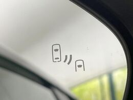 【ブラインドスポットモニター】走行中、ドアミラーの死角になりやすい箇所に後続車が接近するとサイドミラーのレンズに警告を表示！ドライバーに注意喚起をしてくれます。
