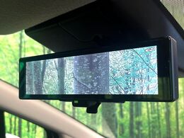 【インテリジェントルームミラー】後席の大きな荷物や同乗者で後方が確認しづらい時でも安心！カメラが撮影した車両後方の映像をルームミラー内に表示。クリアな視界で状況の確認が可能です！