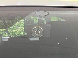 【ドライブレコーダー】安心・安全なカーライフに必須のドライブレコーダーを装備！走行中はもちろん、あおり運転や事故に遭遇した際の状況も映像で記録し、万一のリスクに備えます。