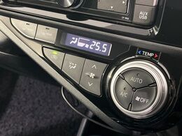 【オートエアコン】一度お好みの温度に設定すれば、車内の温度を検知し風量や温度を自動で調整。暑い…寒い…と何度もスイッチ操作をする必要はありません。快適な車内空間には必須の機能ですね♪