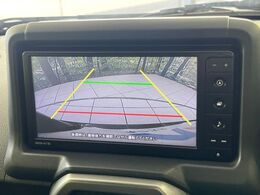 【バックカメラ】駐車時に後方がリアルタイム映像で確認できます。大型商業施設や立体駐車場での駐車時や、夜間のバック時に大活躍！運転スキルに関わらず、今や必須となった装備のひとつです！