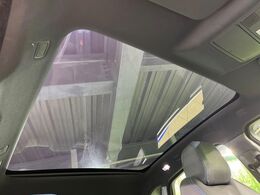 パノラミックガラスルーフ　後部座席までしっかり開閉します。この装備があるだけで室内の解放感が上がり素敵なドライブを存分にお楽しみいただけます。