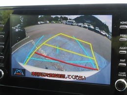 バックモニター付きでガイドラインがモニターに表示され、車庫入れや縦列駐車などの際に役立ちます！