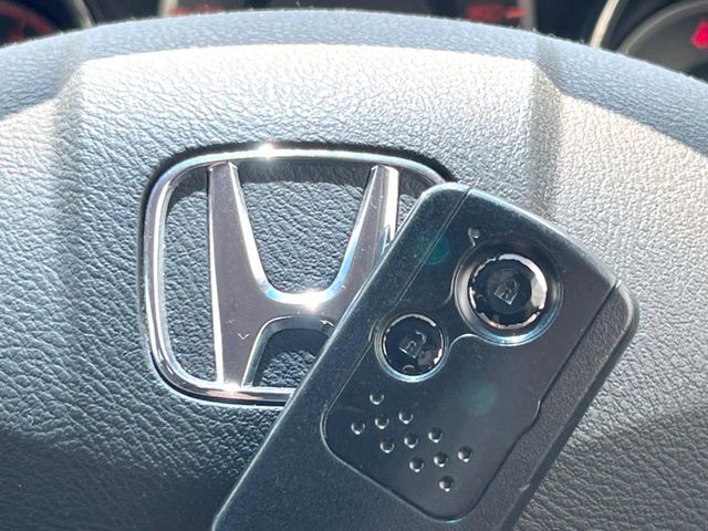 【Hondaスマートキー】カバンやポケットに入れたままでもドアの施錠・解錠が可能なスマートキーを装備。エンジンのオン・オフ時もカギを取り出す必要が無いからとっても便利です♪