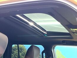 【サンルーフ】開放感たっぷりの希少装備、サンルーフが装着されています！車内に明かりを取り入れたり景色を楽しむ以外にも、車内の空気も簡単に換気できて快適です！
